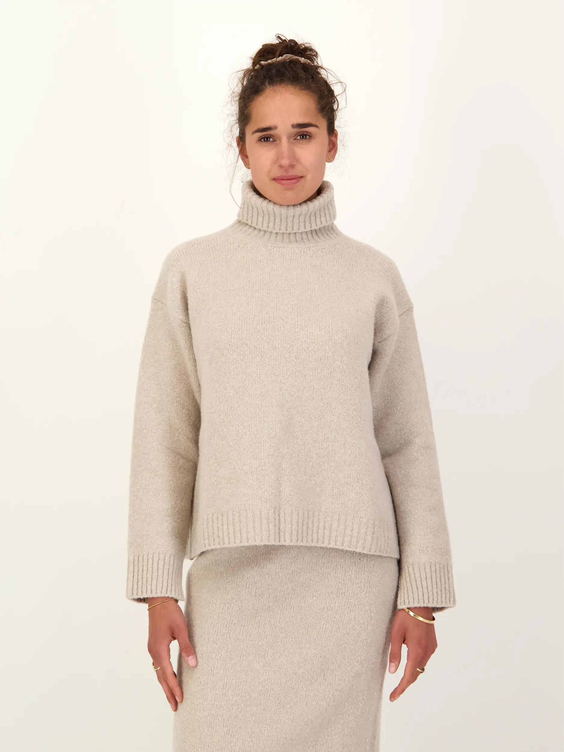Rollkragenpullover aus Kaschmir-Mix langarm - Artikel Vorderseite getragen von einem Modell