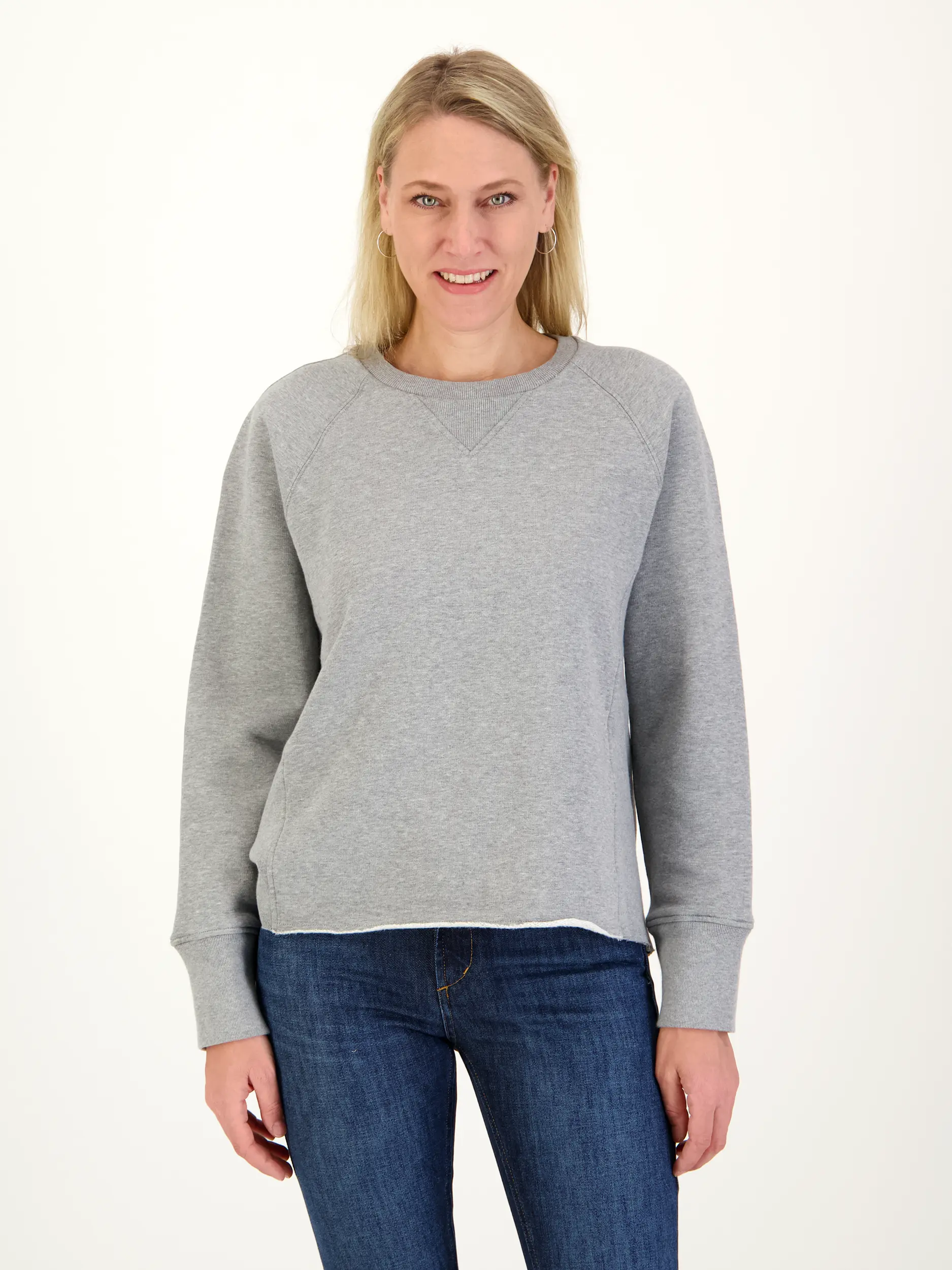 Sweatshirt - Artikel Vorderseite getragen von einem Modell