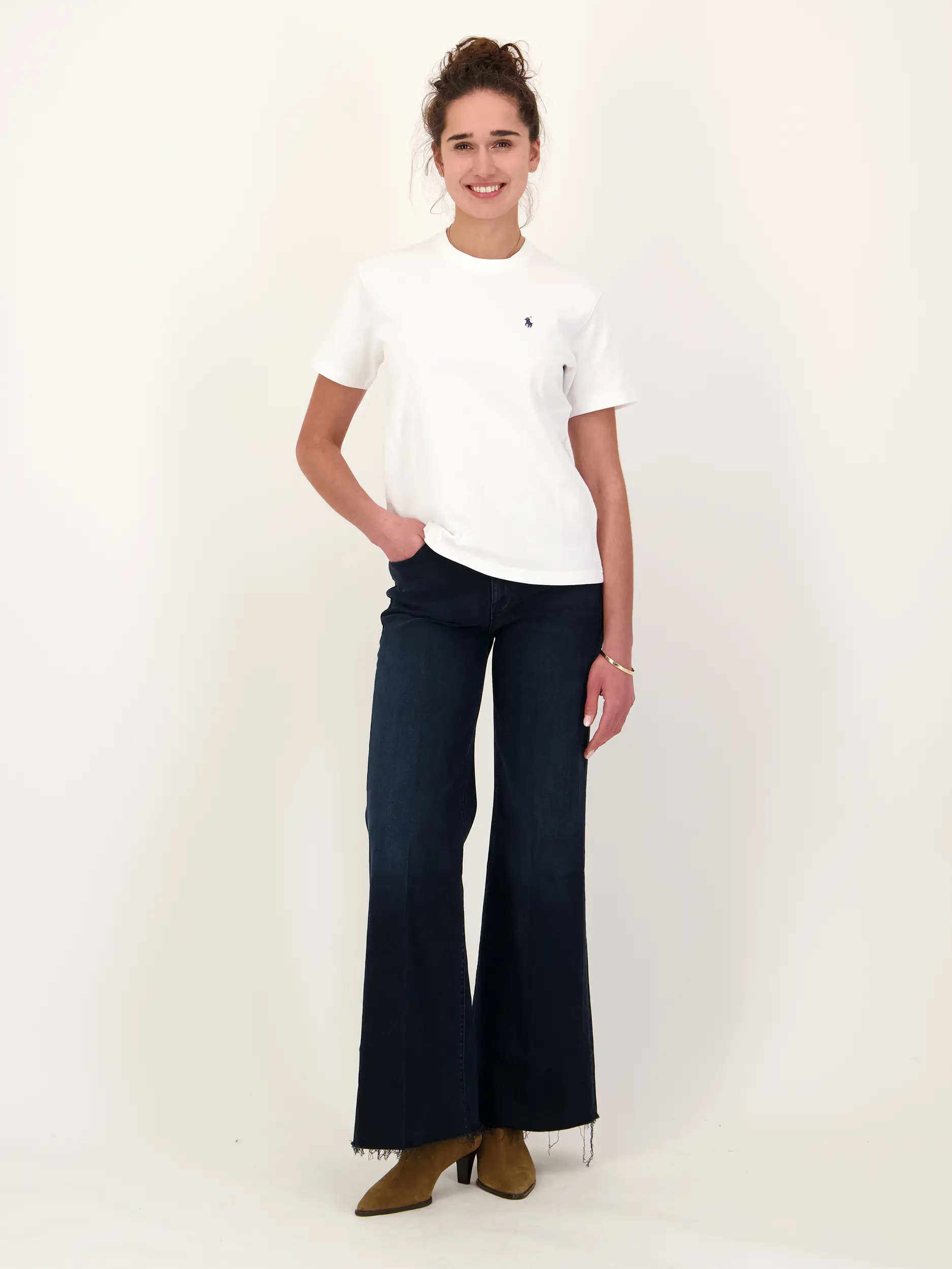 High Waist Wide Leg Jeans 'The Roller Frey' - Artikel Teil eines Outfits getragen von einem Modell - Farbe: Schwarz