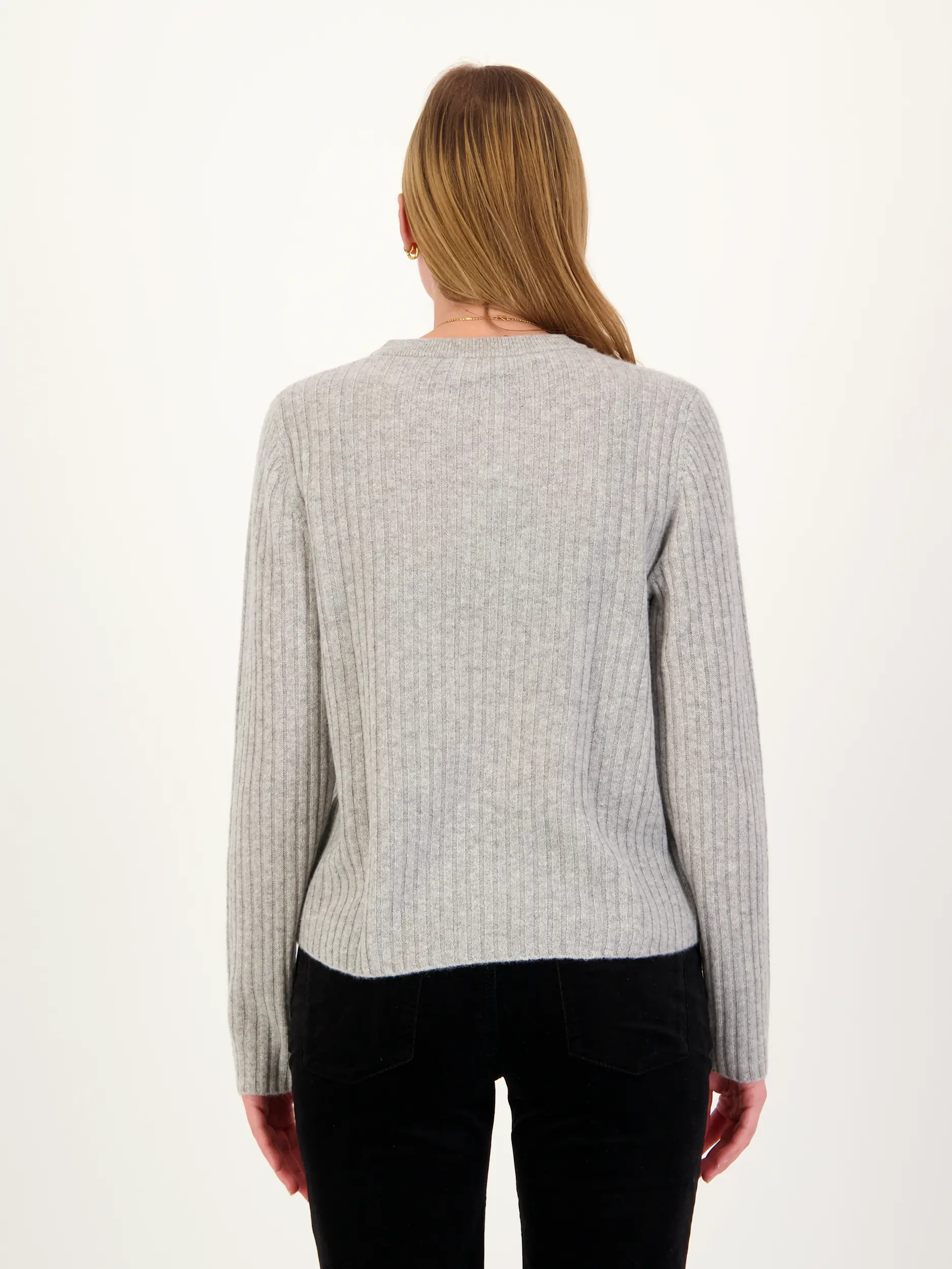 Gerippter Pullover  - Artikel Rückseite getragen von einem Modell - Farbe: Grau