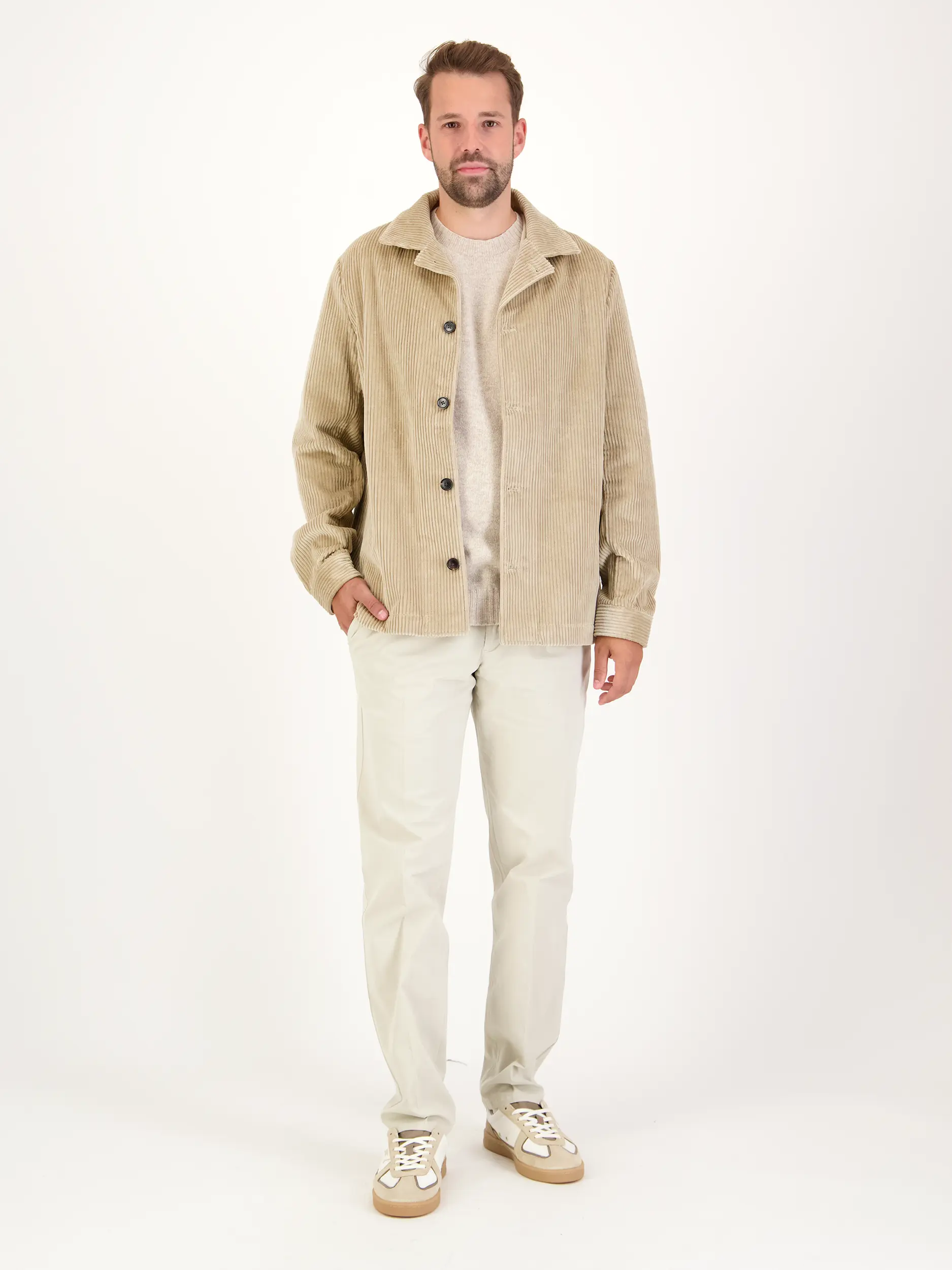 Bundfaltenhose - Artikel Teil eines Outfits getragen von einem Modell - Farbe: Beige