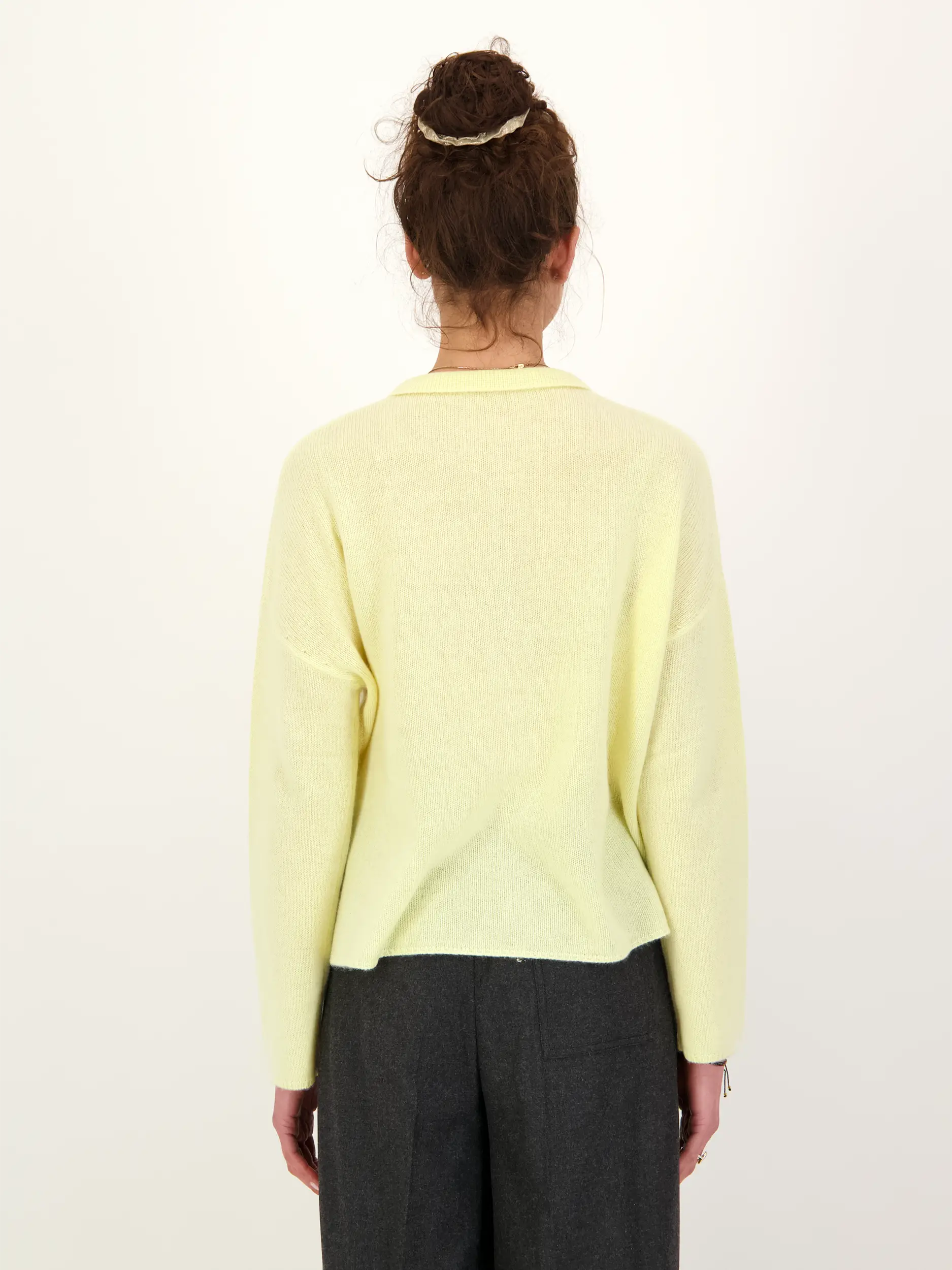 Pullover aus Kaschmir Mix - Artikel Rückseite getragen von einem Modell - Farbe: Gelb