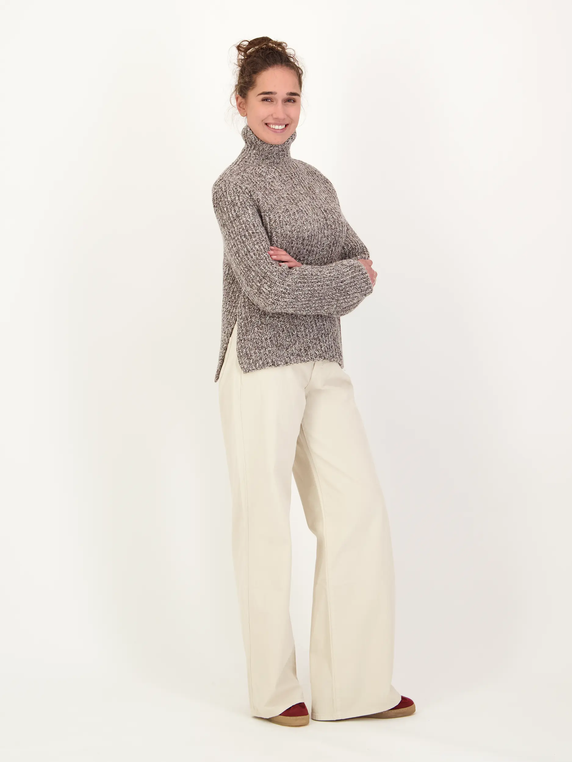 Pullover 'Varisa' aus Wolle langarm - Artikel Teil eines Outfits getragen von einem Modell - Farbe: Braun