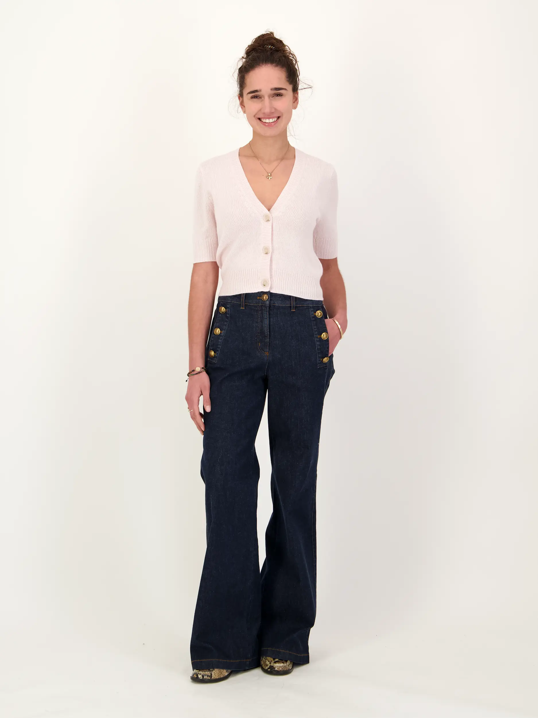 Strickjacke aus Kaschmir kurzarm - Artikel Teil eines Outfits getragen von einem Modell - Farbe: Rosa&Pink