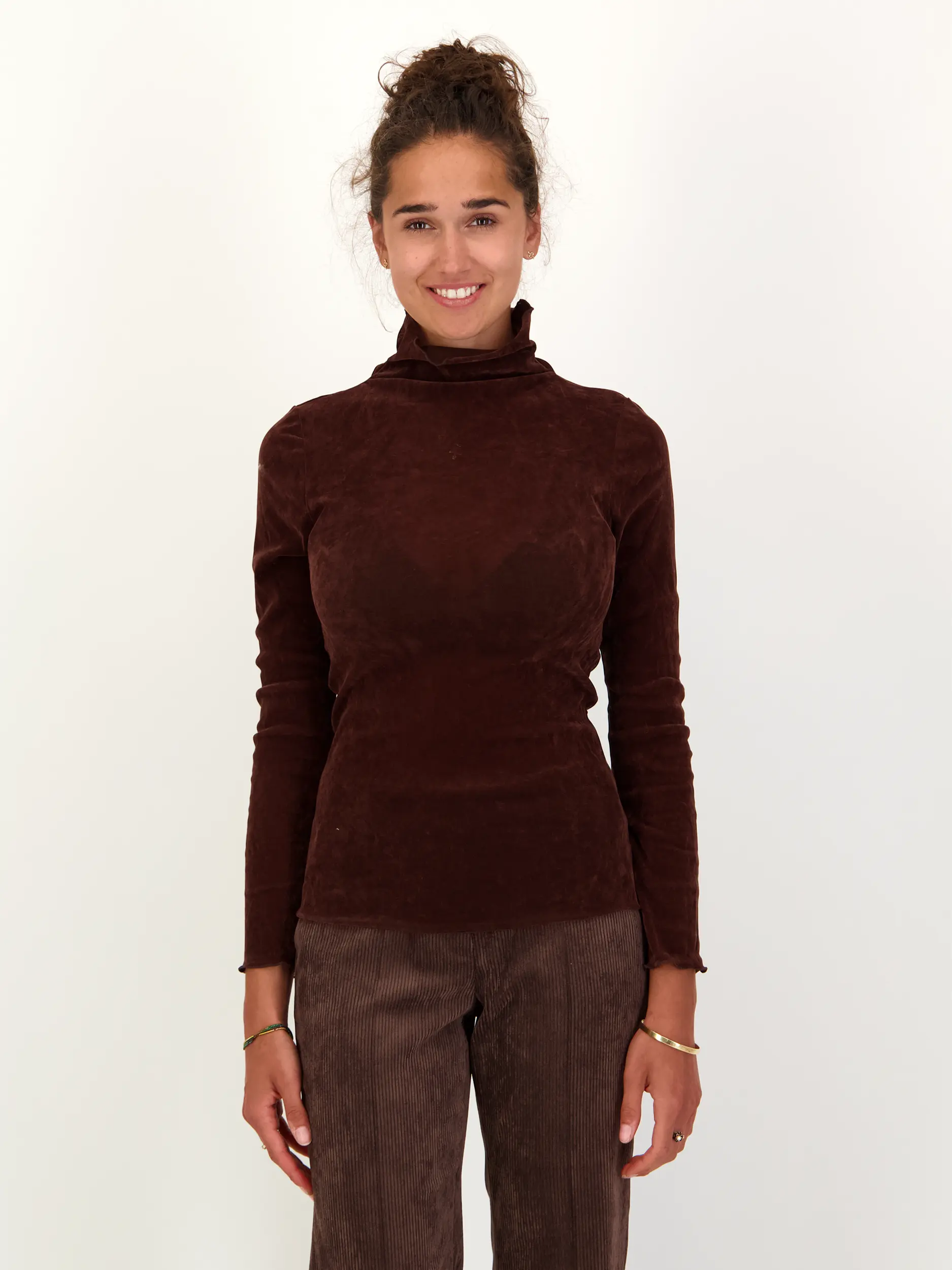 Langarmshirt aus Samt - Artikel Vorderseite getragen von einem Modell - Farbe: Braun