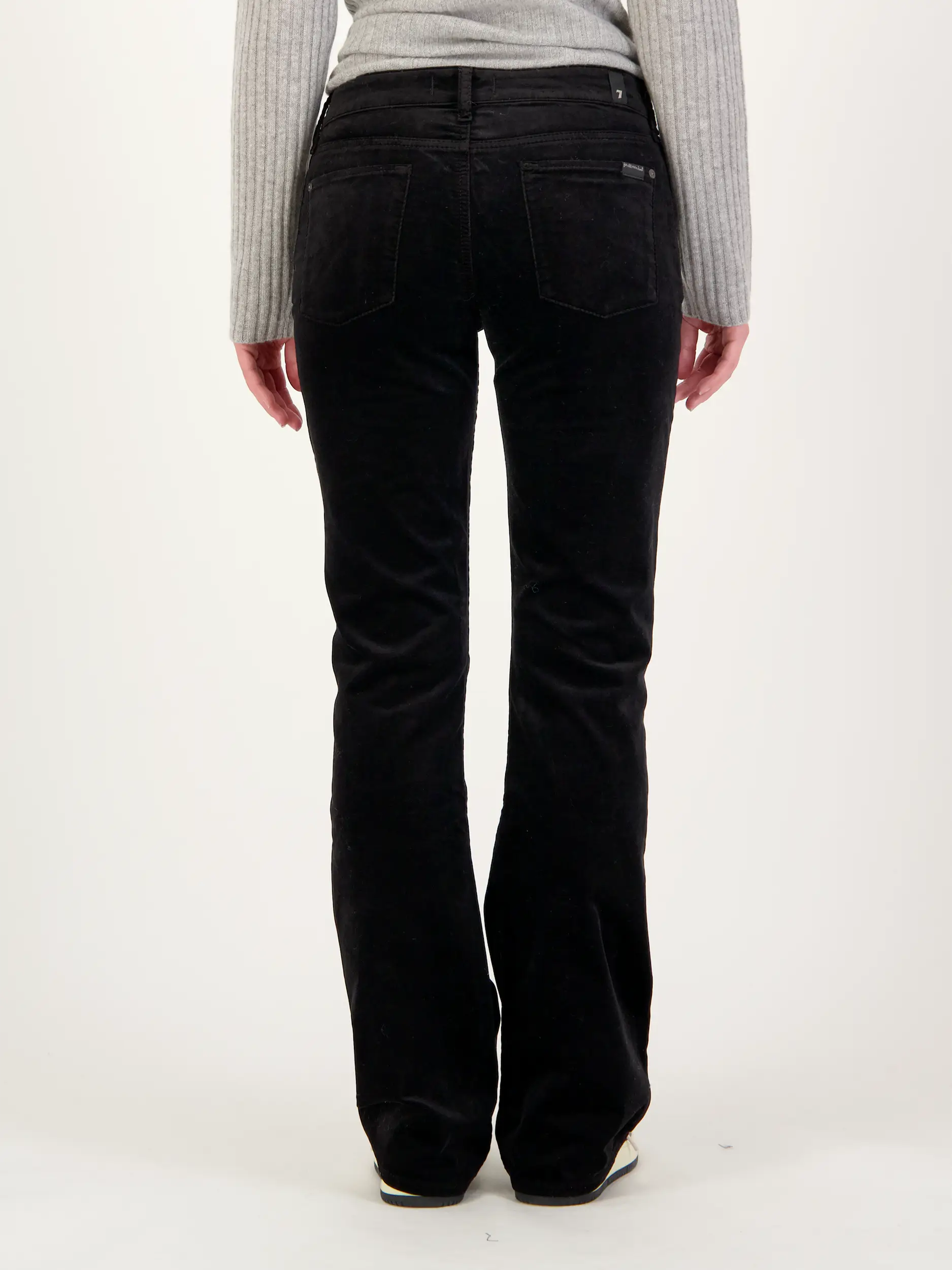 Samthose 'Leggy Bootcut' - Artikel Rückseite getragen von einem Modell - Farbe: Schwarz