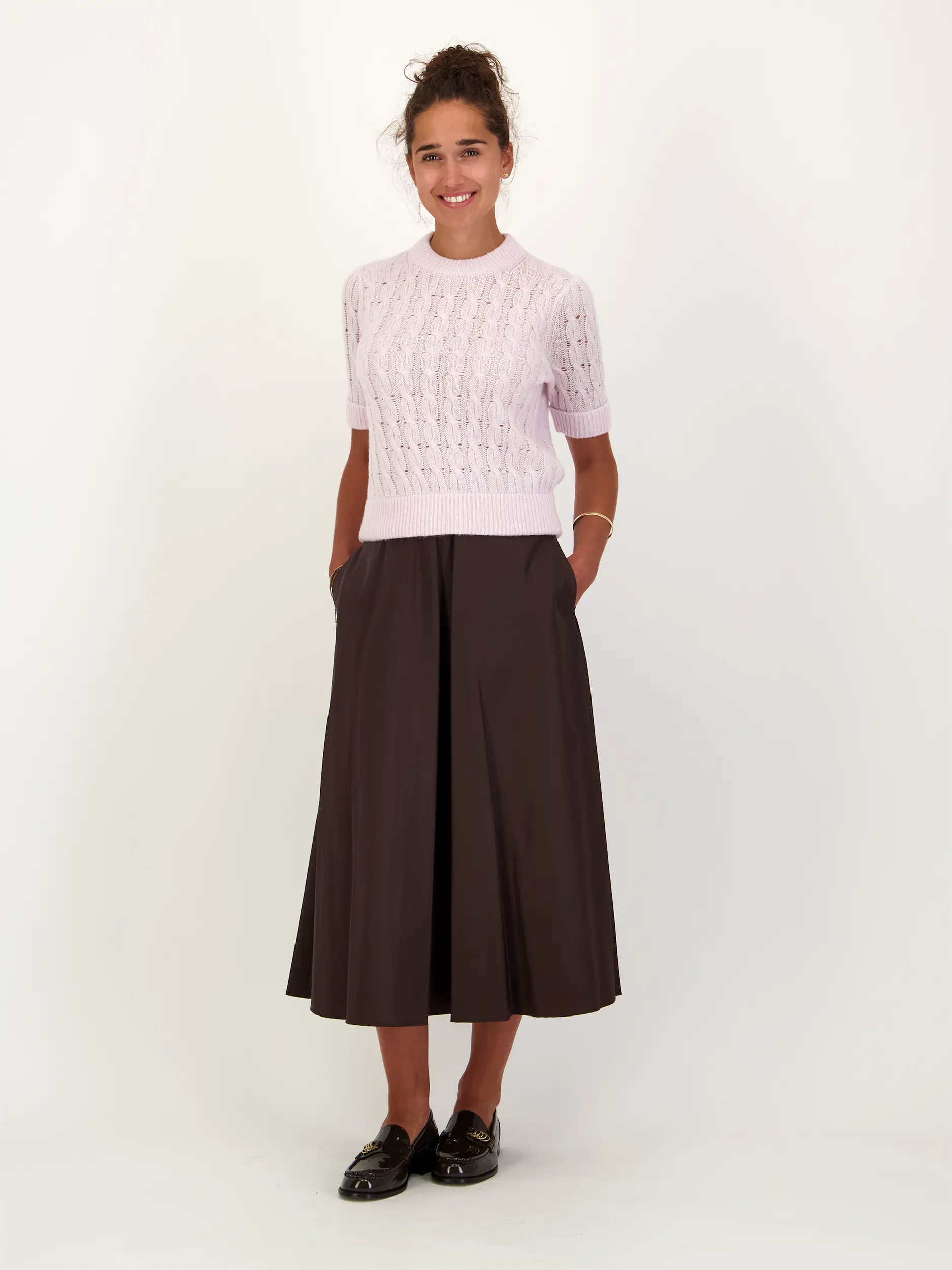 Midirock 'Sporty Elegance' - Artikel Teil eines Outfits getragen von einem Modell - Farbe: Braun
