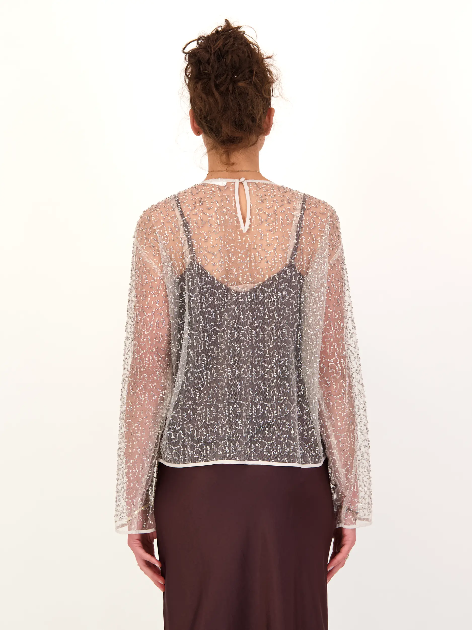 Pailettenbluse 'Samally' - Artikel Rückseite getragen von einem Modell - Farbe: Beige