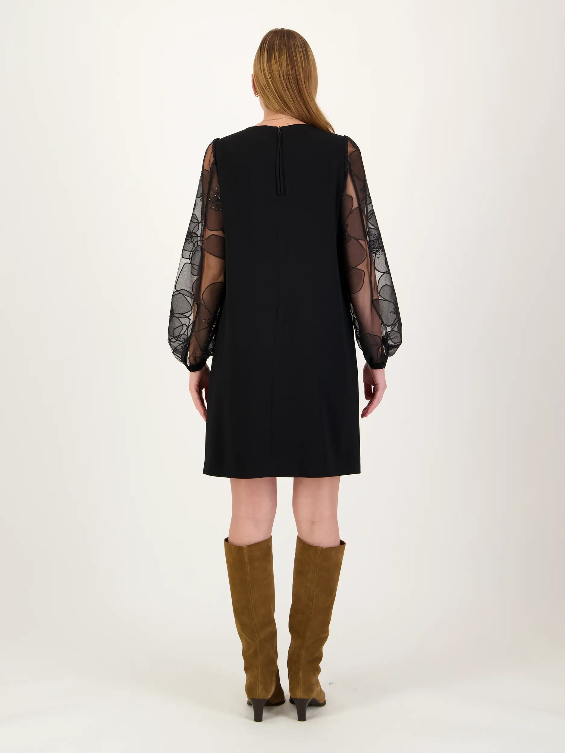 Minikleid mit aufgestickten Blumen langarm - Artikel Rückseite getragen von einem Modell - Farbe: Schwarz