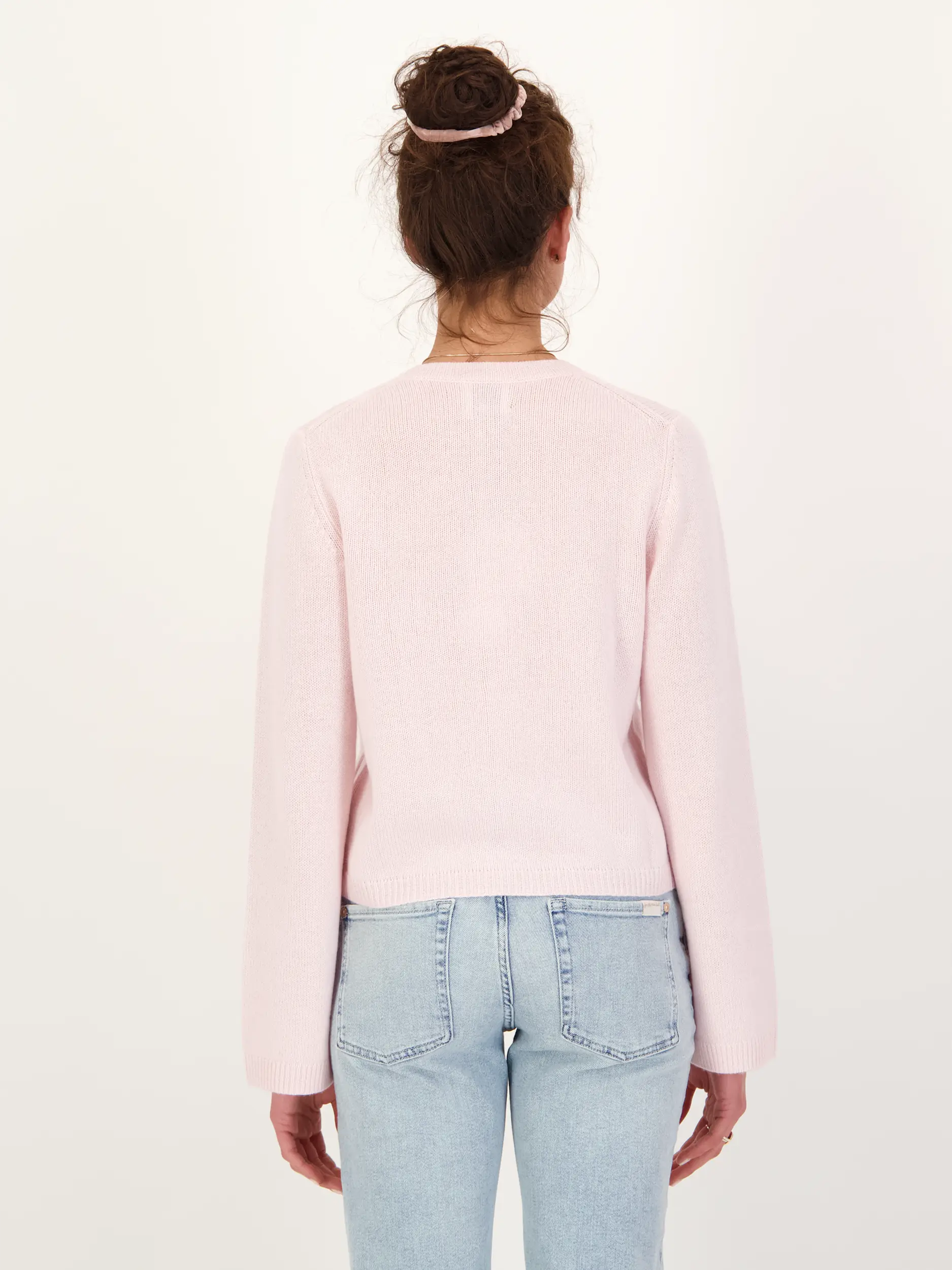 Strickjacke aus Kaschmir - Artikel Rückseite getragen von einem Modell - Farbe: Rosa&Pink