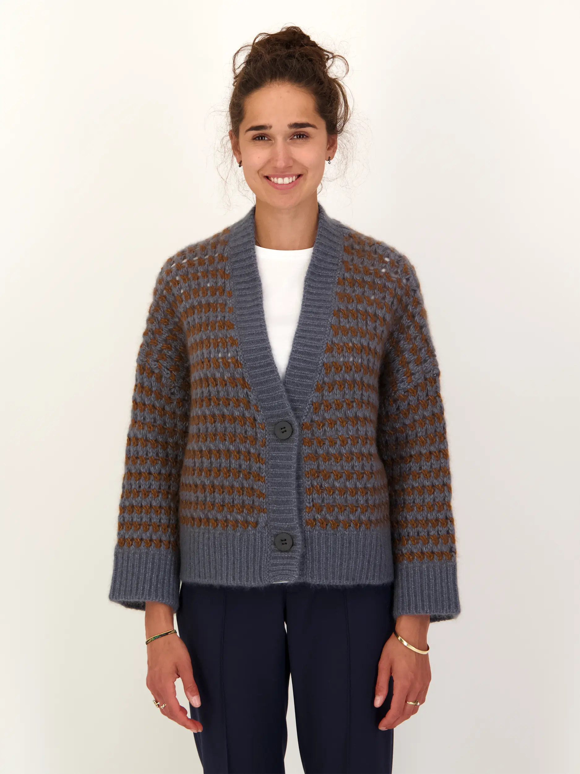 Gemusterte Strickjacke aus Kaschmir - Artikel Vorderseite getragen von einem Modell