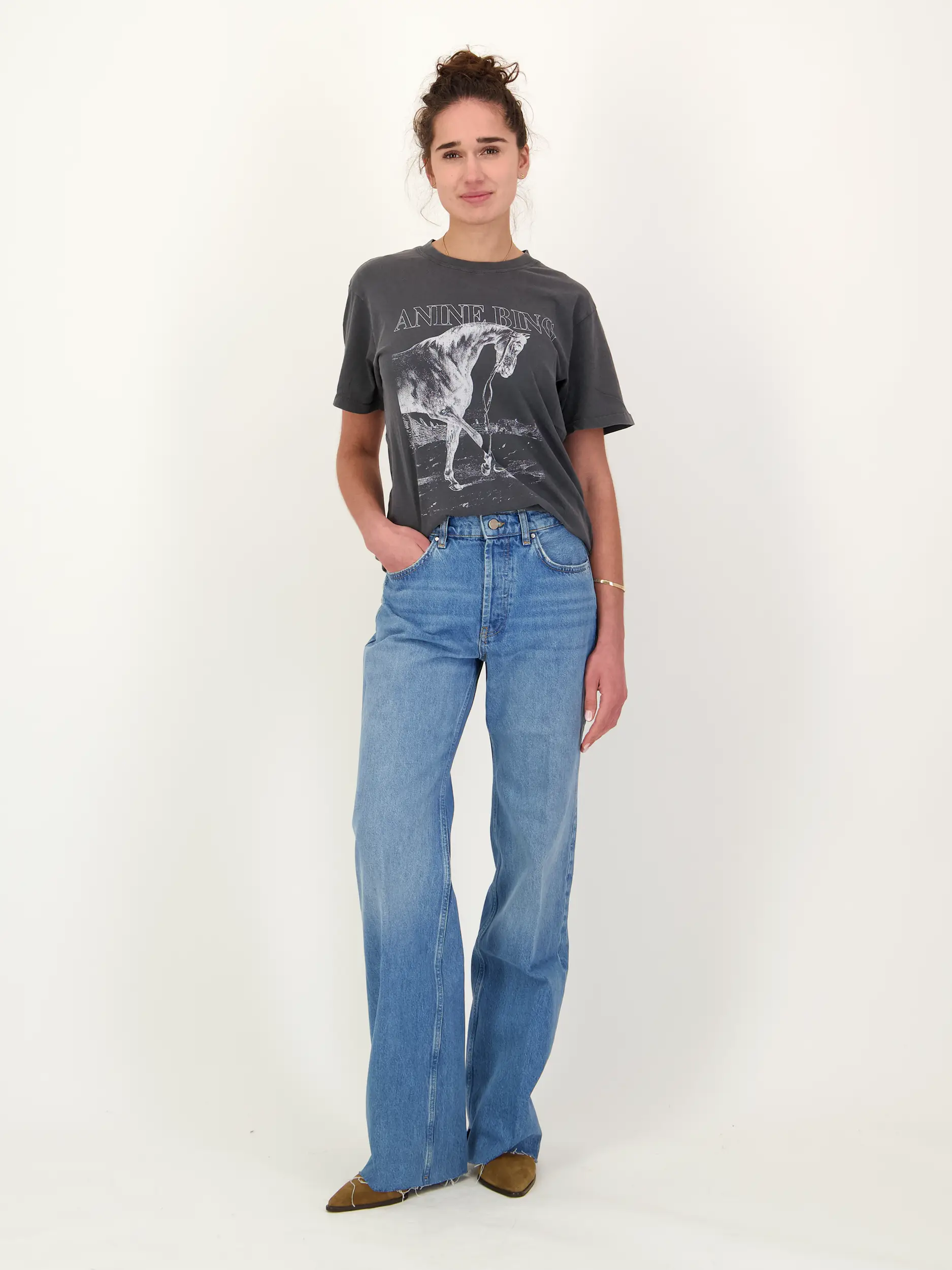 T-Shirt - Artikel Teil eines Outfits getragen von einem Modell - Farbe: Grau