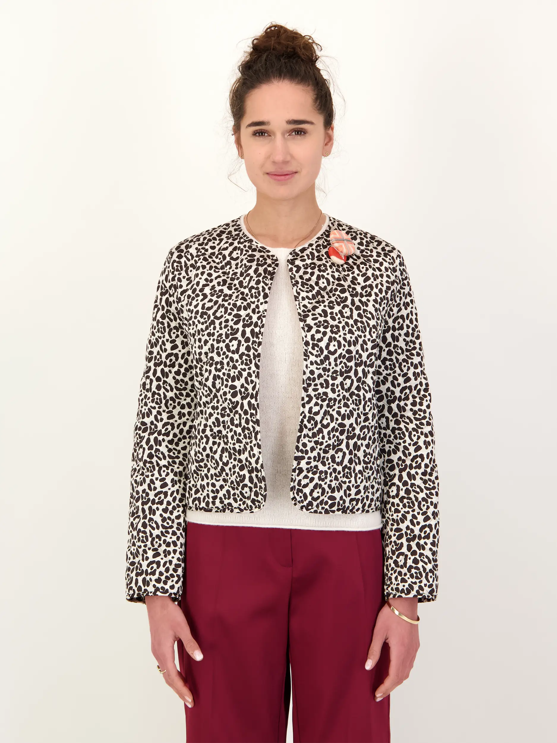 Gemusterte Steppjacke  - Artikel Vorderseite getragen von einem Modell - Farbe: Braun