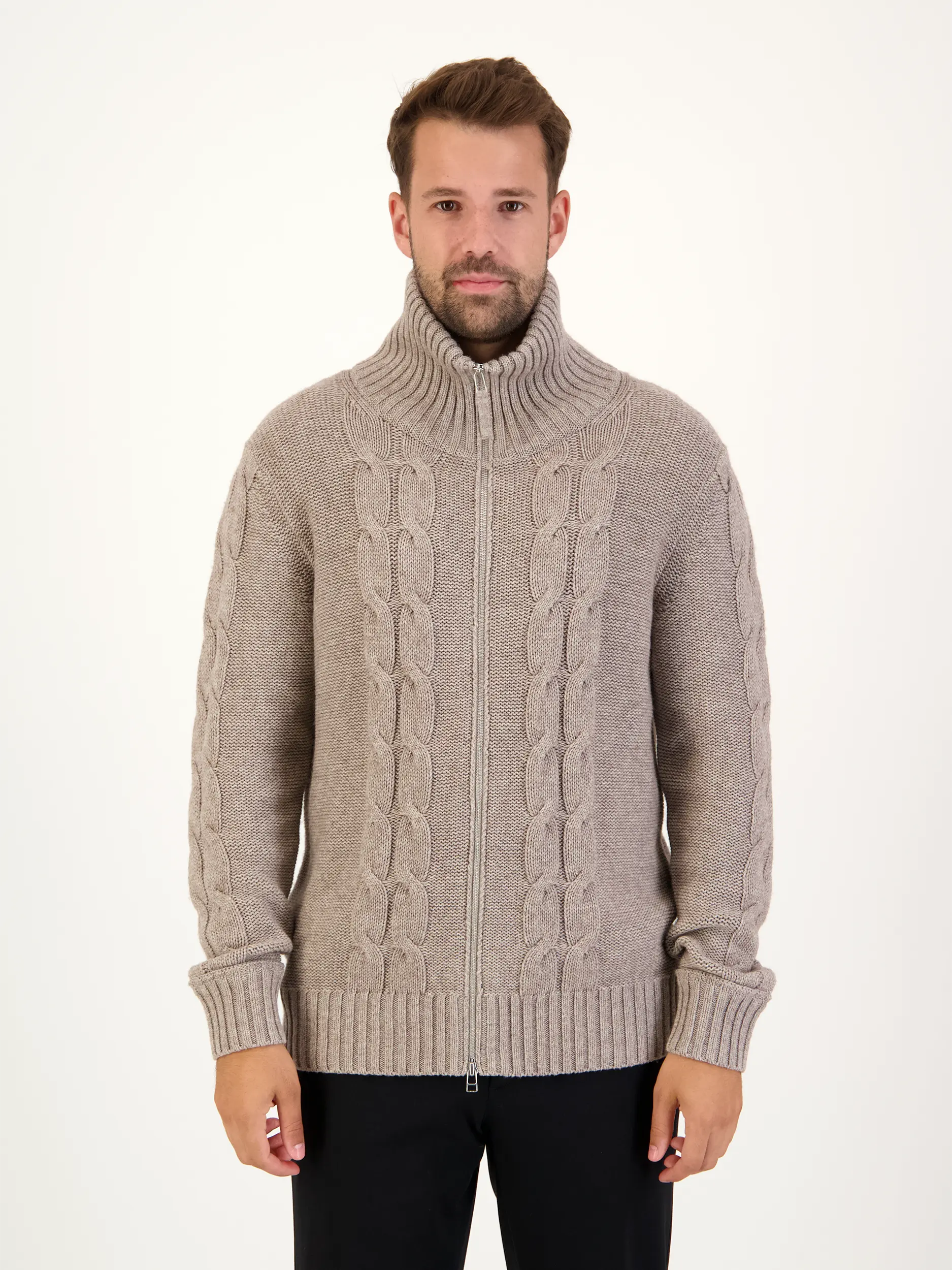 Strickjacke aus Kaschmir-Mix langarm - Artikel Vorderseite getragen von einem Modell - Farbe: Beige