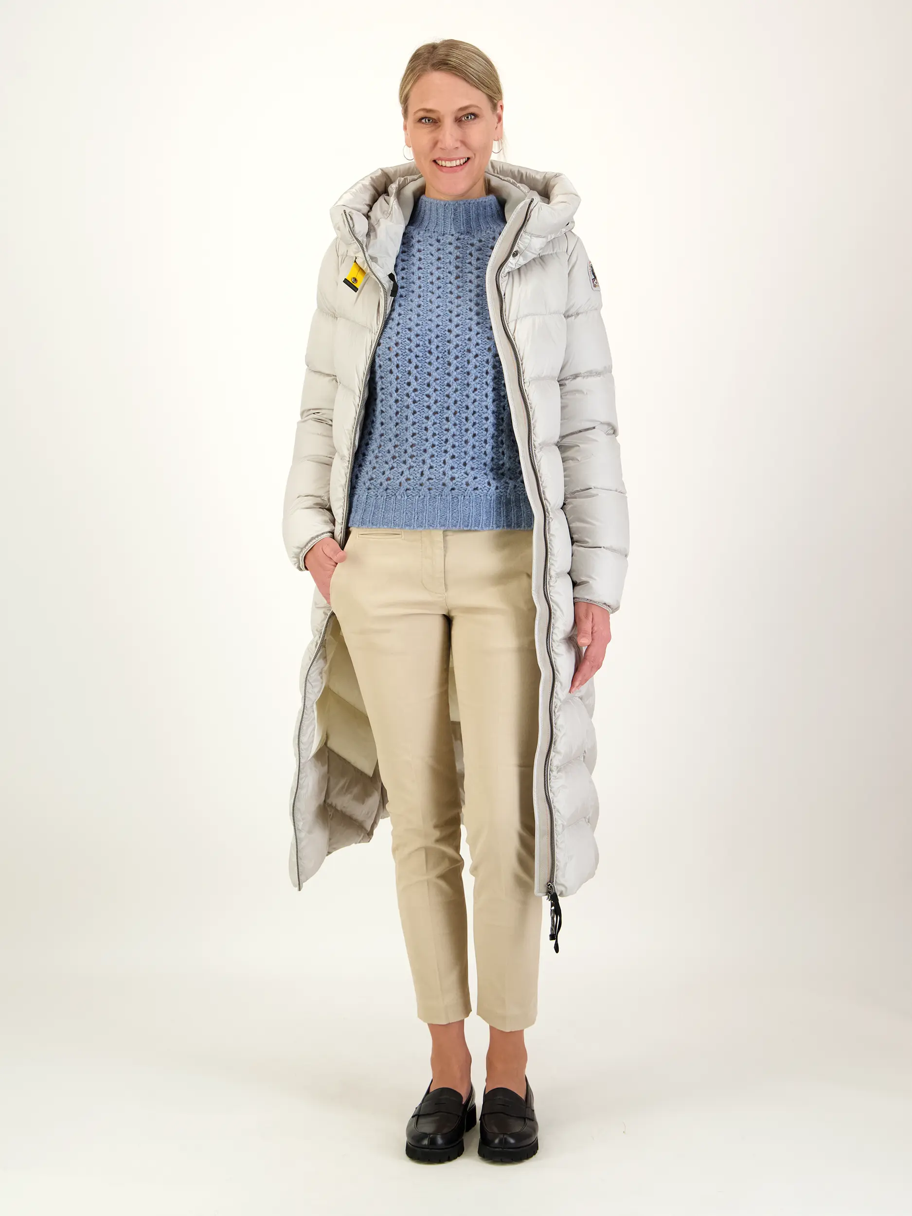 Chino - Artikel Teil eines Outfits getragen von einem Modell - Farbe: Beige