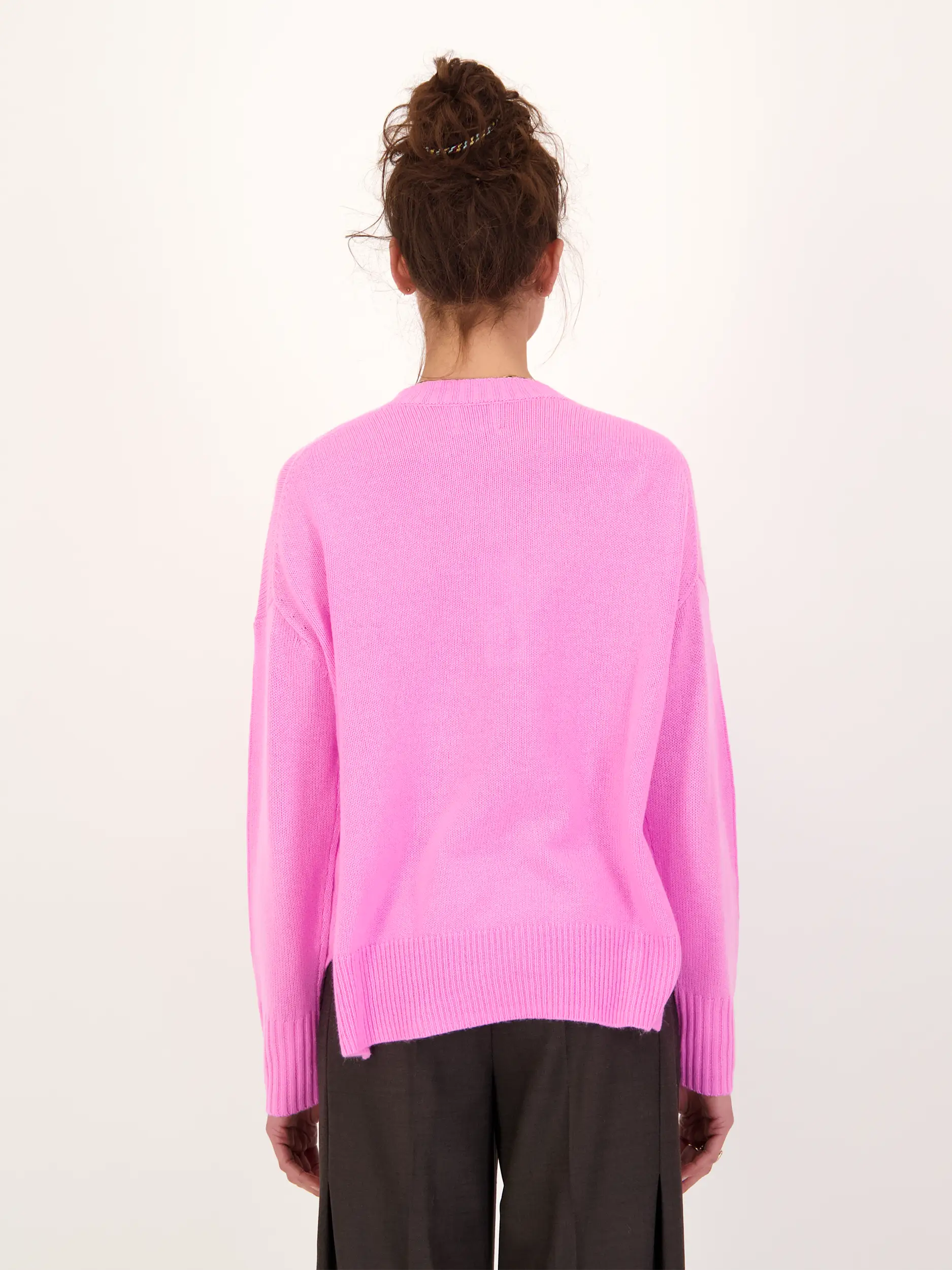 Pullover aus Kaschmir  - Artikel Rückseite getragen von einem Modell - Farbe: Rosa&Pink