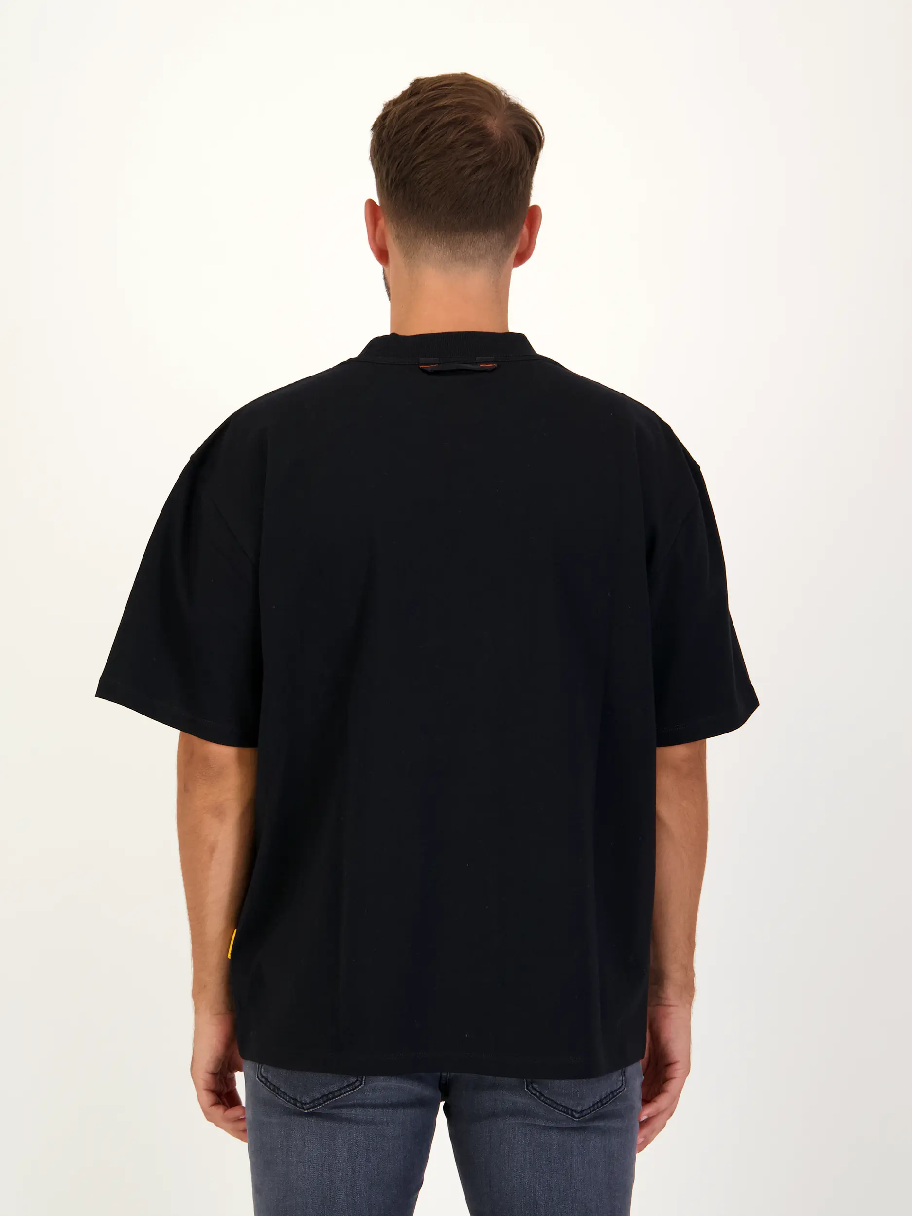T-Shirt 'Reg' - Artikel Rückseite getragen von einem Modell - Farbe: Schwarz