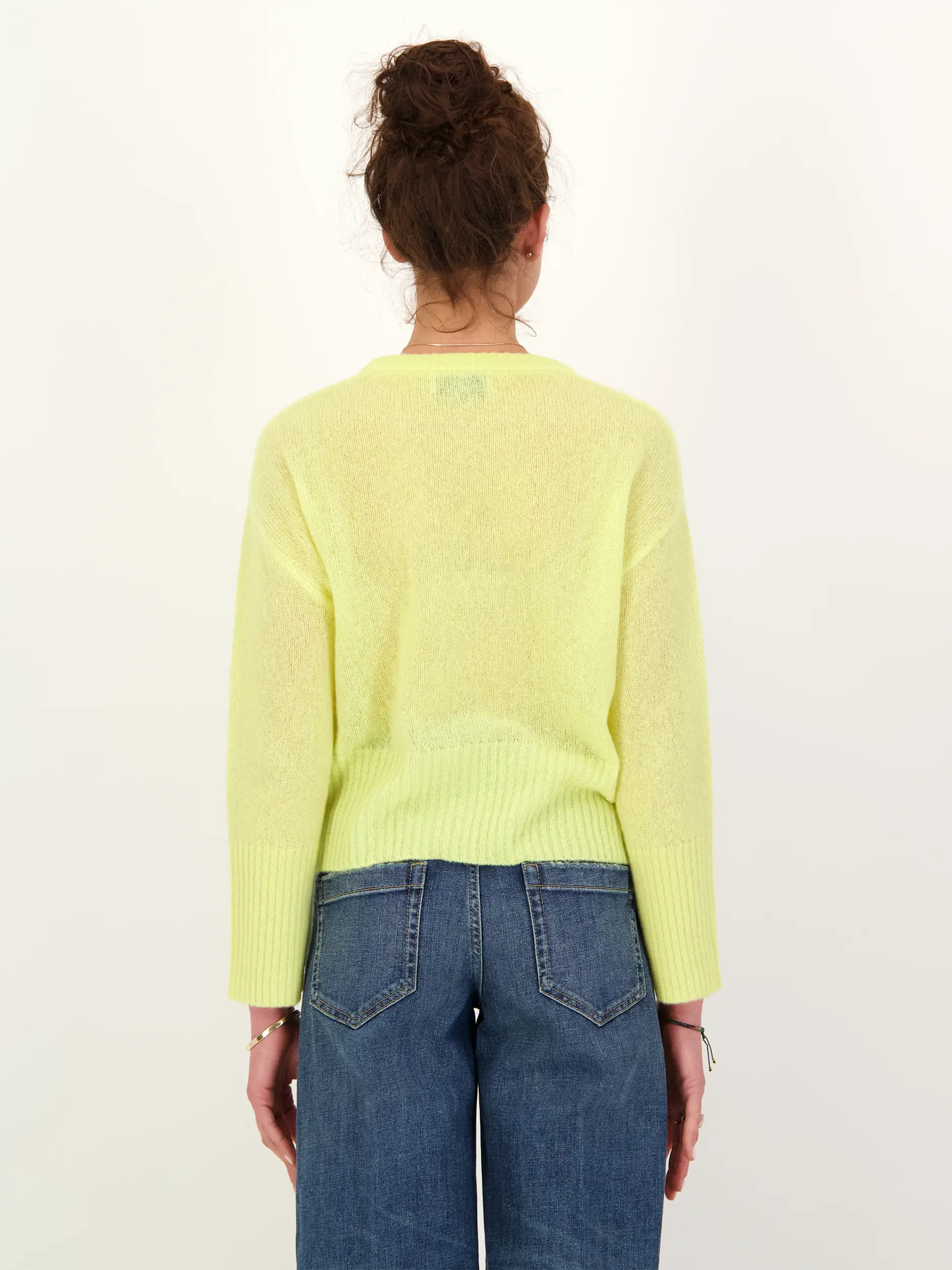 Pullover 'Kashi' aus Kaschmir Seide Mix - Artikel Rückseite getragen von einem Modell - Farbe: Gelb