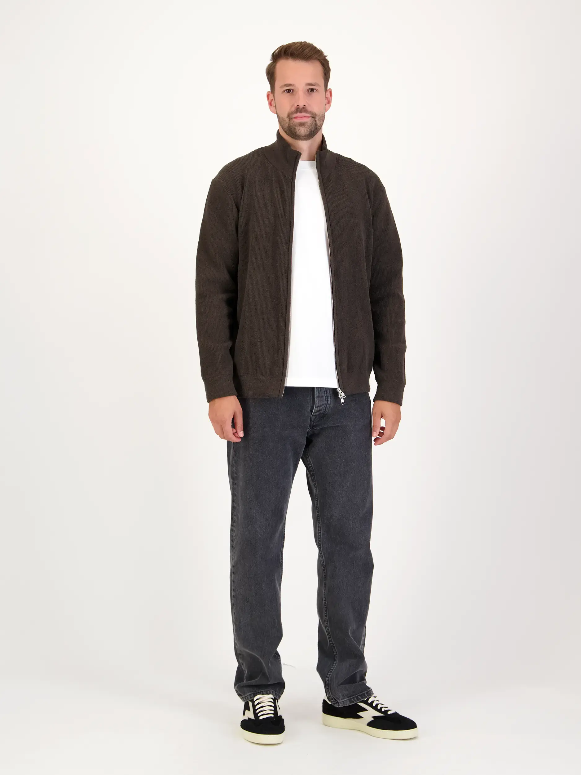 Strickjacke 'Danny' - Artikel Teil eines Outfits getragen von einem Modell - Farbe: Grün
