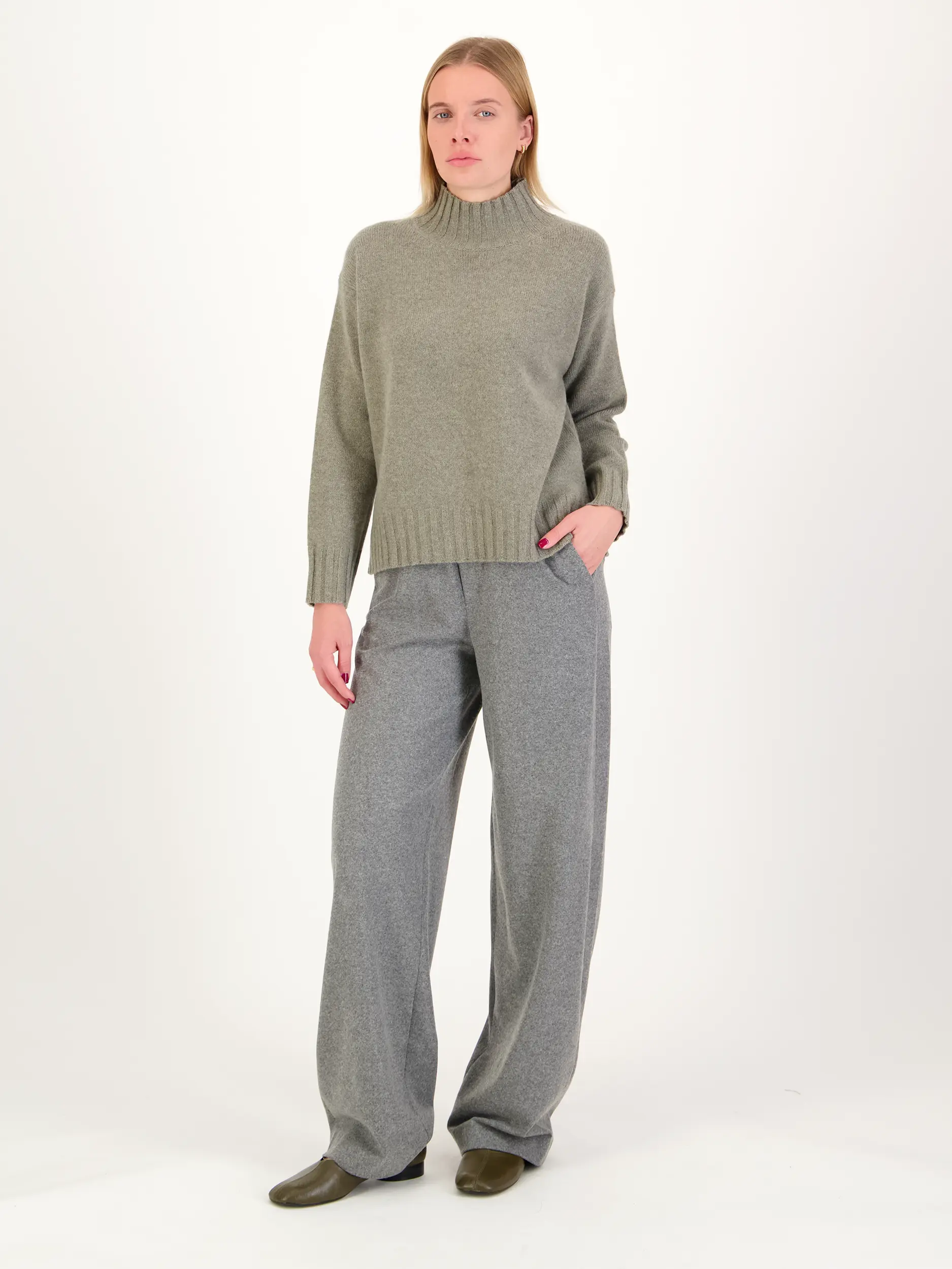 Pullover aus Kaschmir langarm - Artikel Teil eines Outfits getragen von einem Modell - Farbe: Grün